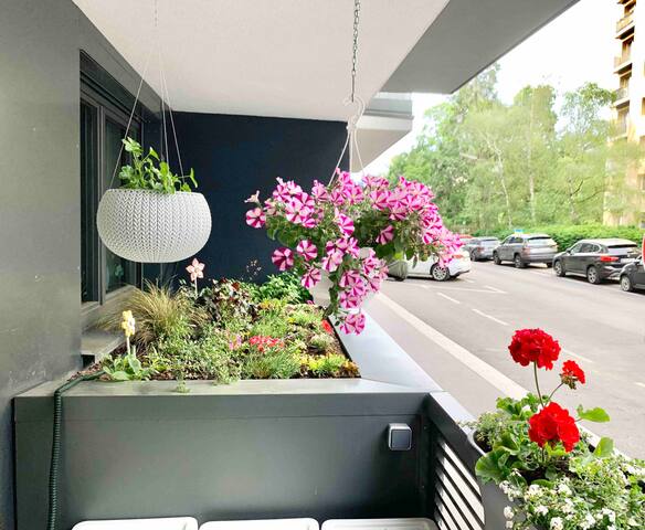 Urban Family Oasis – AC, Garden, BBQ, Free Parking gallery image 4