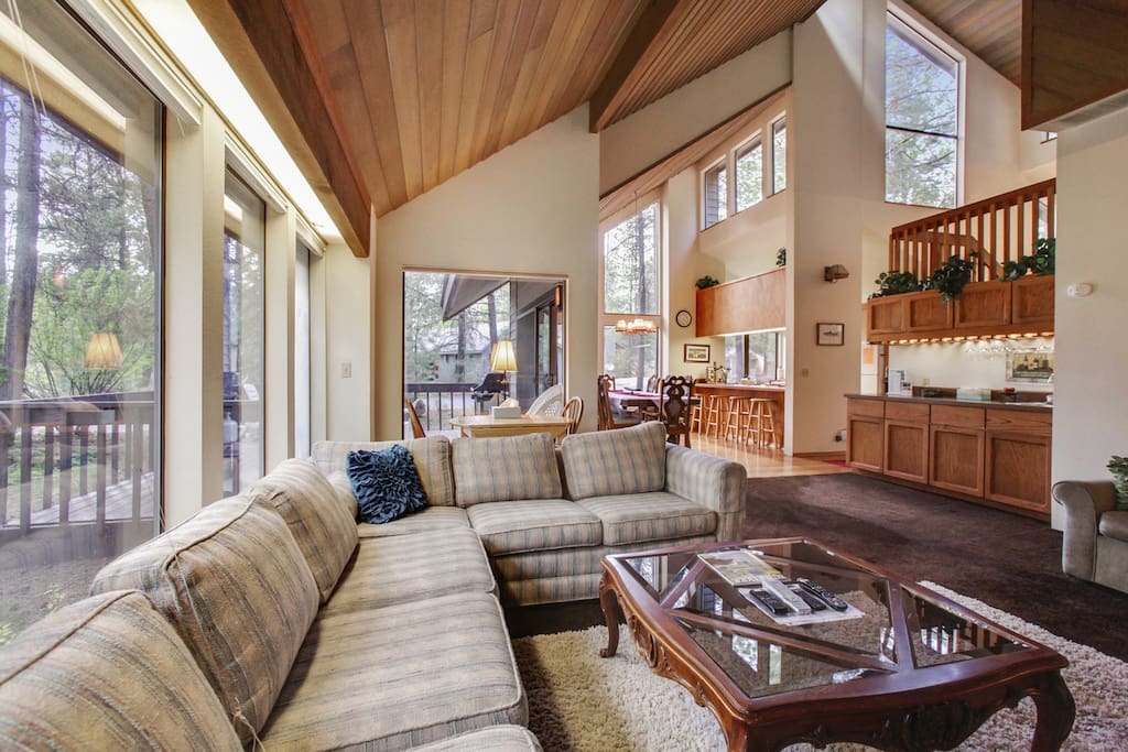 Couch,Furniture,Indoors,Room,Cabinet
