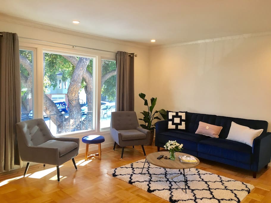 Spacious living room to lounge and relax. Cheers!
