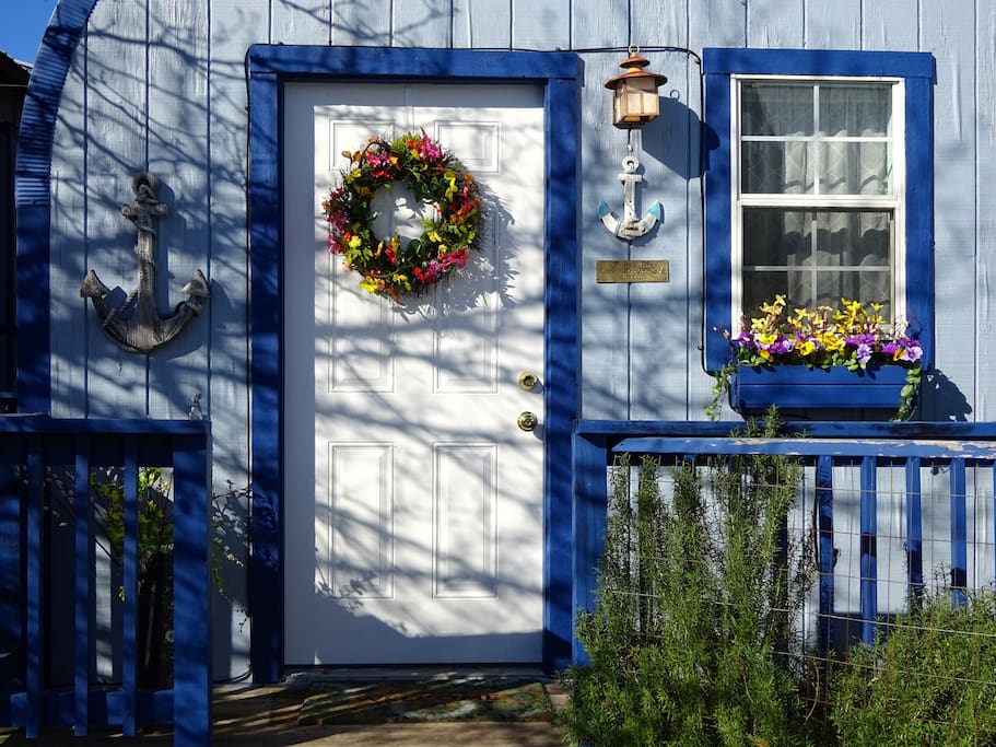 Open the door and begin your relaxing vacation on the Lake.