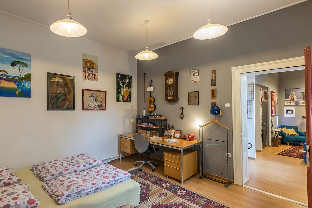 Bedroom, wall decorations, and more details that make your stay memorable.