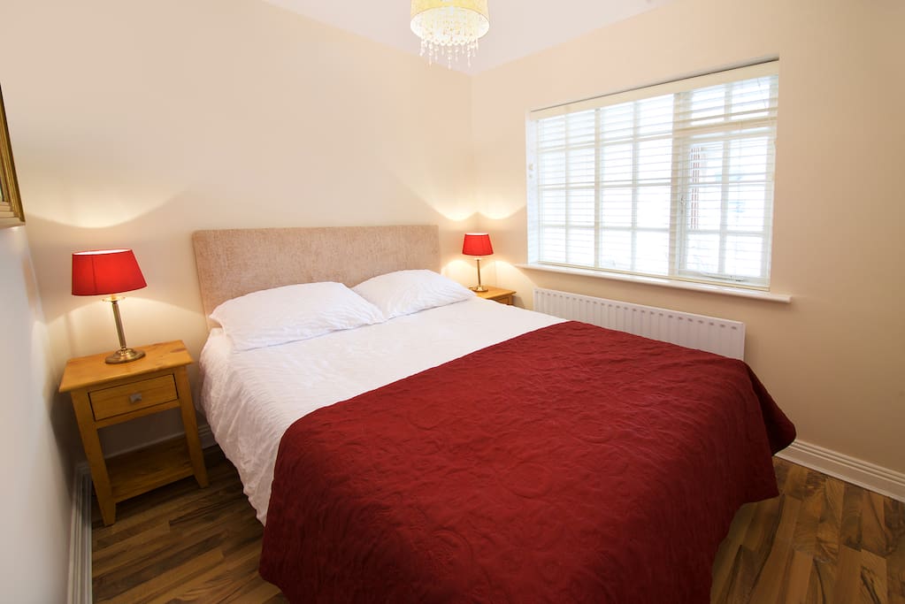A king-size bed
with wall-mounted heardboard! Perfect to fall into after a day's sight-seeing/business meetings!