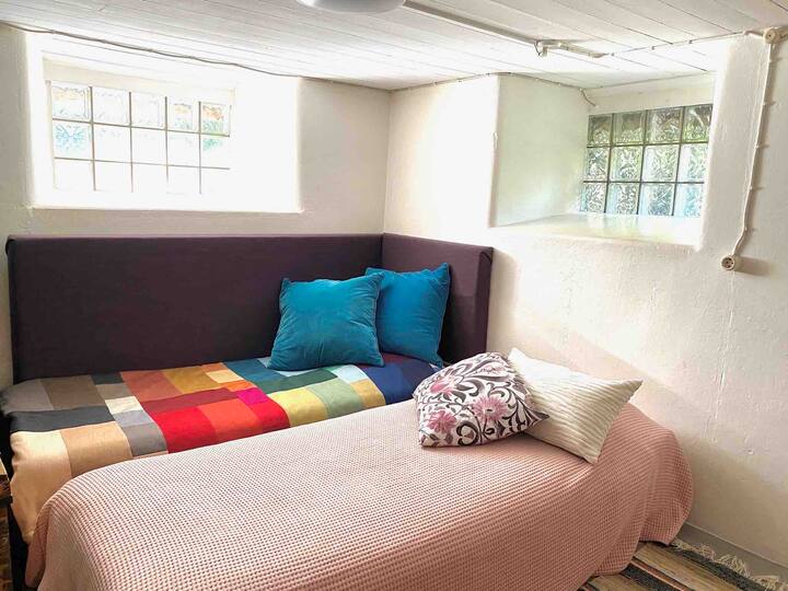 Štvrtá spálňa s dvoma lôžkami sa nachádza v suteréne. 