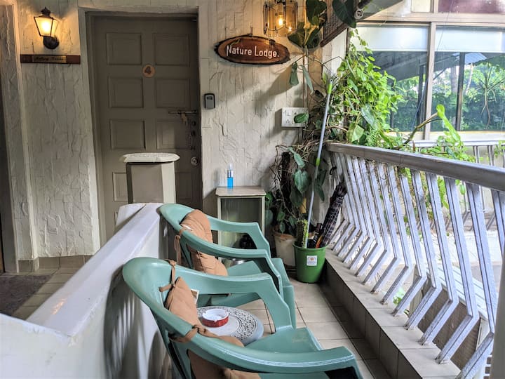 Nature lodge w/ balcony perfect for couples & work