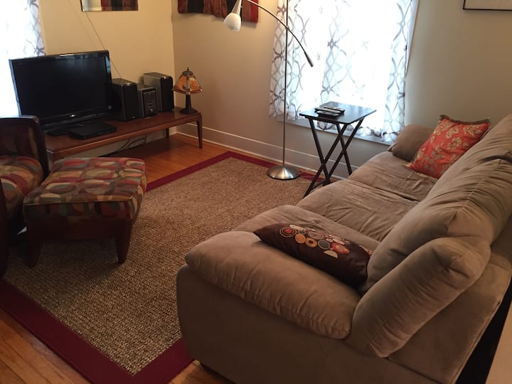 Cute, Cozy 3br House With Parking - Iowa City, IA