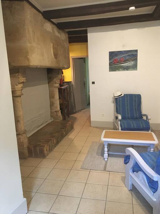 La cheminée monumentale dans l'espace salon