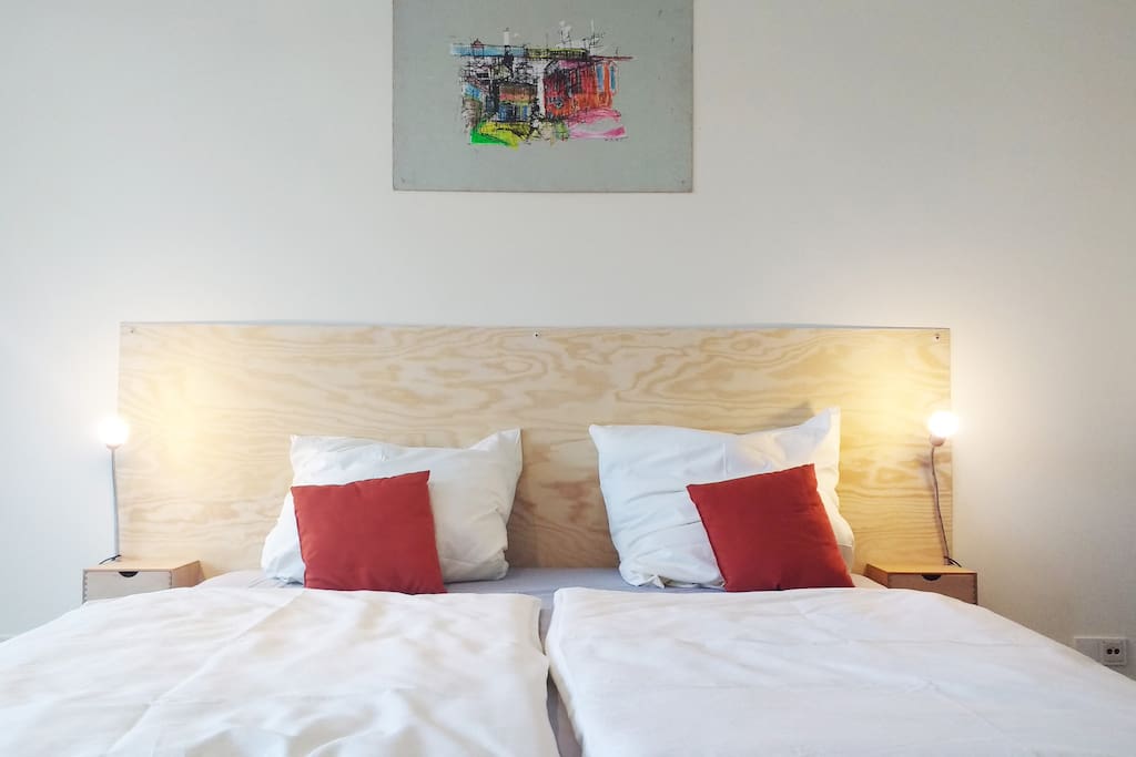 Room 1 - King size box spring bed 190x200cm