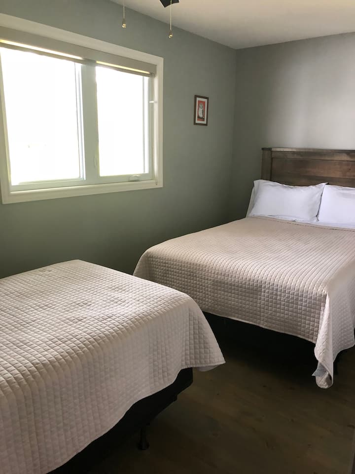 Спалня на основния етаж с двойно легло и двойно легло