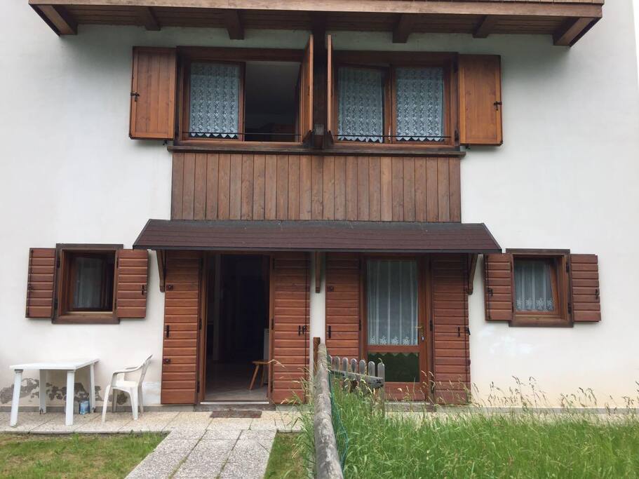 case gemelle , interno 1 e interno 2 . Due entrate separate ma vicine. ottimo anche per due famiglie di amici che vogliono stare vicini ma mantenendo i propri spazi.