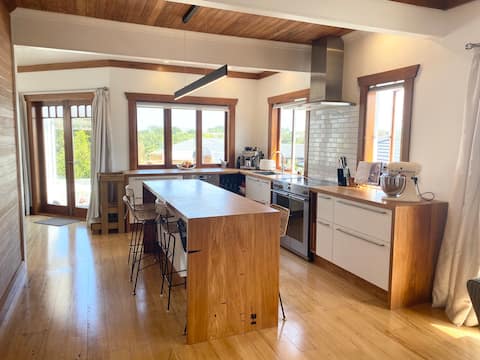 Central renovated 1930’s bungalow