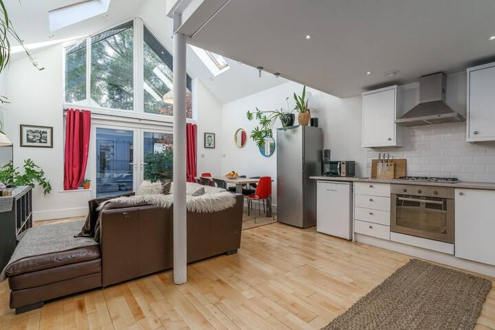 Large Dublin home, 2 mins to Sea/Dart/Aircoach.