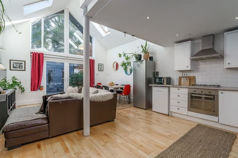 Large Dublin home, 2 mins to Sea/Dart/Aircoach.