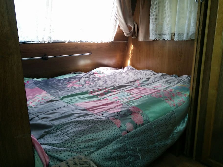 Cama convertible en dos sofás y mesa