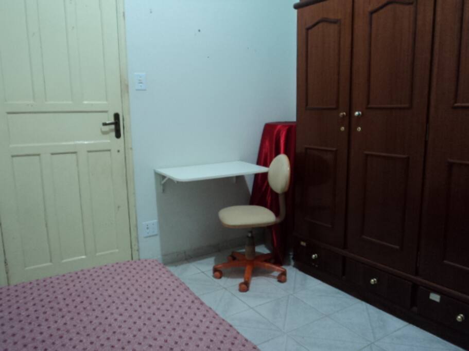 QUARTO COM MESA PARA ESTUDOS