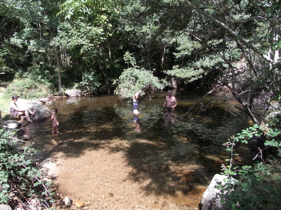 le petit coin baignade idyllique en bas du hameau par un sentier de 800m