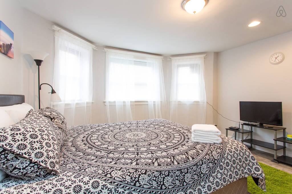 Sunny room, Comfortable Queen bed, fresh towels, TV, working space, closet space, high ceilings, hardwood floor.