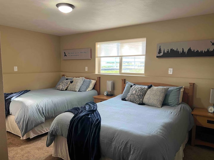 El “nido de águilas” cuenta con 2 cómodas camas tamaño queen, luces y relojes. 