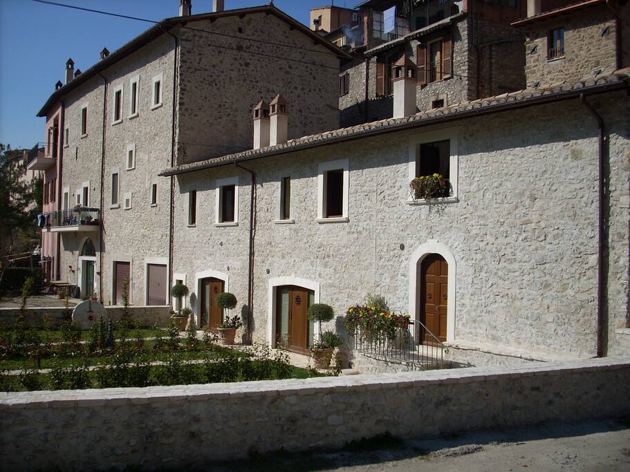 Ingresso con giardino