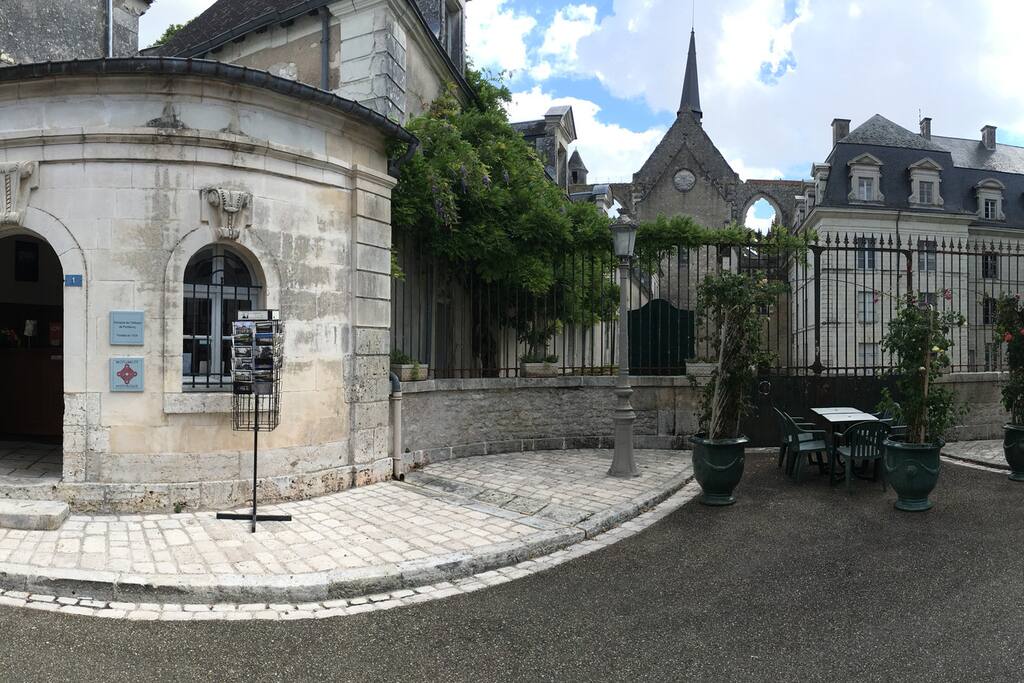 Entree principale et accueil / Main entrance and welcome center