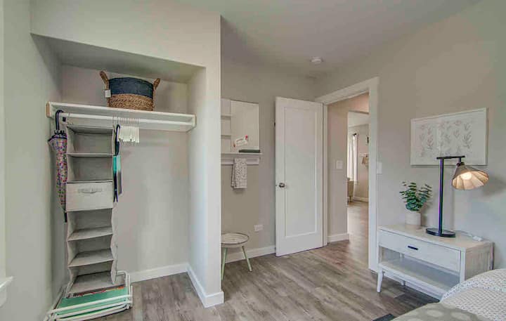 غرفة نوم ثانية بسرير مزدوج. الكثير من التخزين لعناصرك الشخصية. كما يتم توفير مجفف شعر ثانٍ