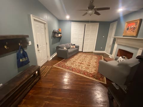Old Kentucky Home-Historic Rowhouse Main Floor Apt