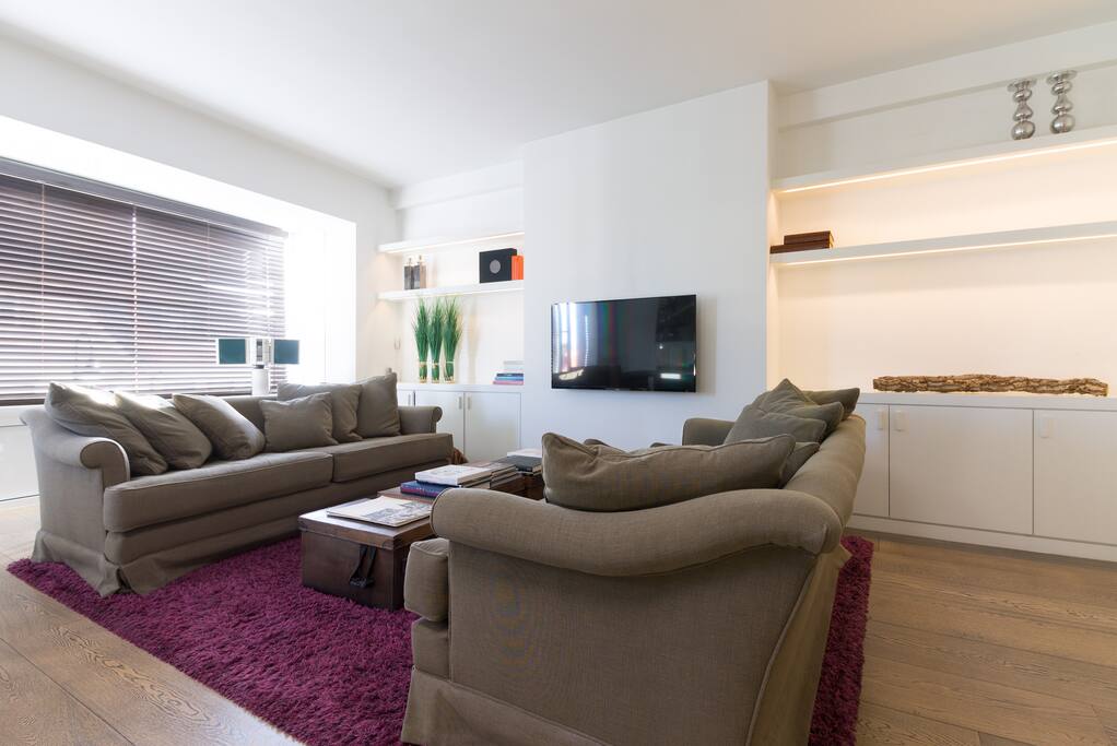 Free Wifi, Flat screen 200+ channels, Electric Sunshield.