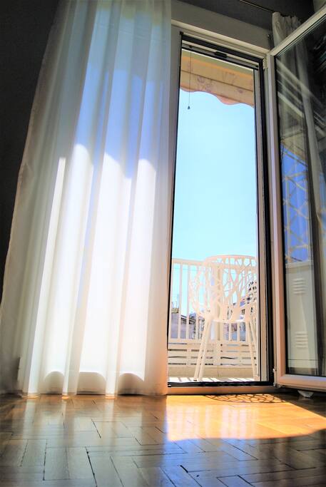 Twin bedroom with park view