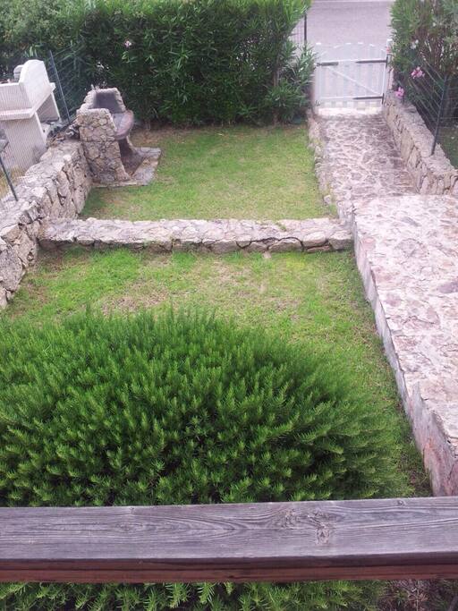 giardino anteriore con barbeque