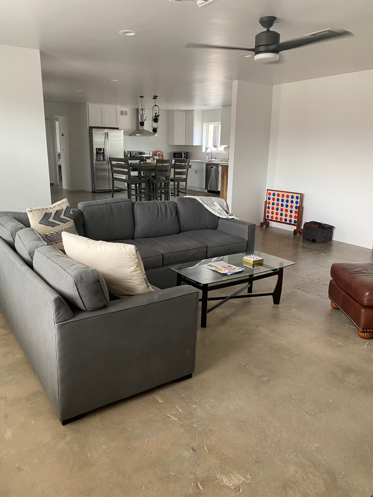 Sofá de la sala de estar que se despliega hasta convertirse en una cama tamaño queen. 