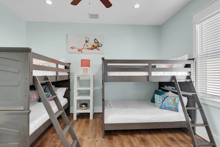 Kitanda cha 7 - Picha 1 - Ghorofa ya 2 Bunkroom 2 na TV iliyowekwa ukutani na bafu ya pamoja (Jack na Jill).
 