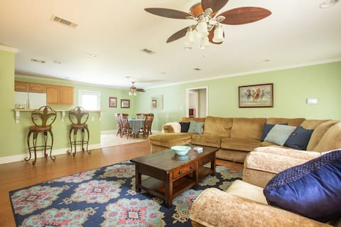 Sleeps 8- 2 miles from the beach & downtown BSL.