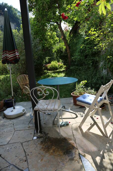 Vue depuis l'entrée de la chambre sur le jardin qui se prolonge jusqu'au bord de la rivière
