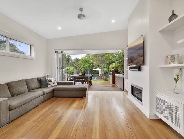 Willoughby 3 bedroom family home -with pool!! gallery image 2