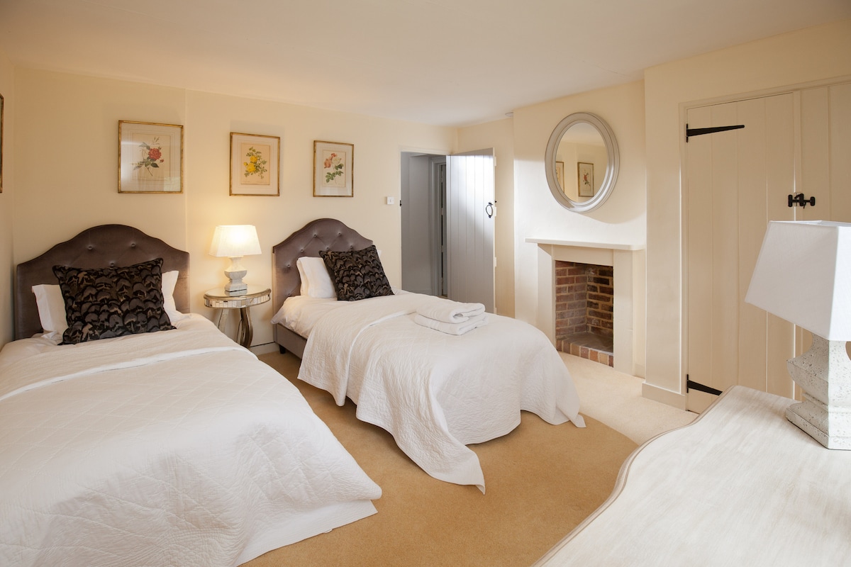 Spavaća soba s 2 odvojena kreveta (može se pretvoriti u super veliki bračni krevet)