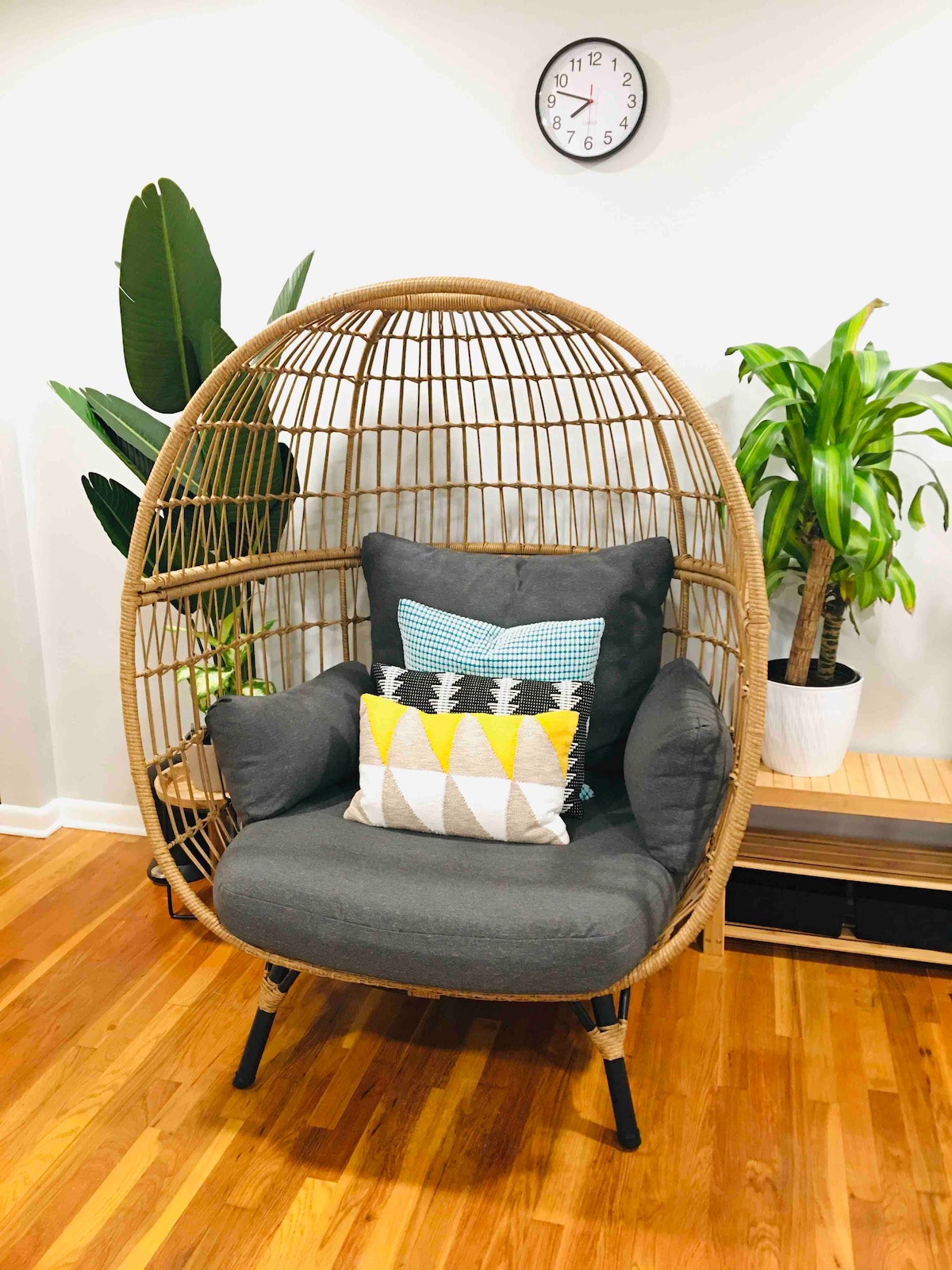 كرسي بيض مريح وواسع، رائع للأطفال الذين يحتضنون معًا 