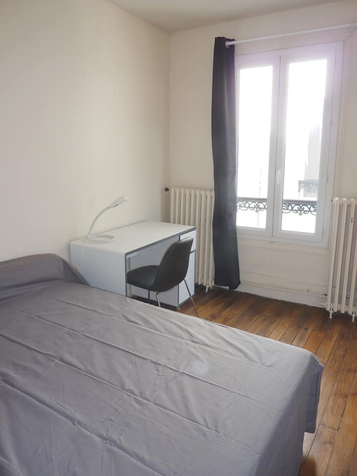 غرفة نوم مزدوجة ، مع فراش كبير جدًا
* غرفة نوم لشخصين مع مرتبة سميكة للغاية *