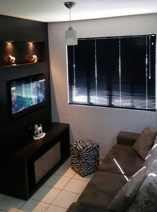 Sala com painéis de led, TV smart e Wifi gratuito.