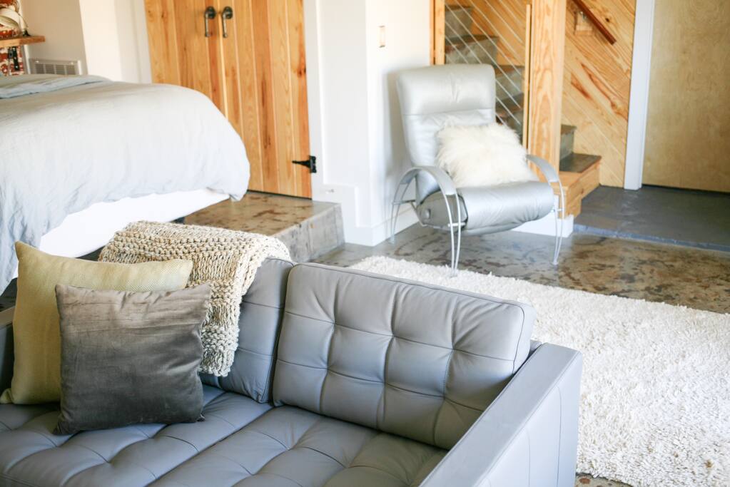 Welcome! Come take a look around this fresh and sunny garden apartment in my beautifully -renovated 1890s farmhouse!