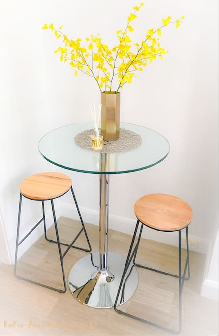 Dining and kitchen bar to fit 4 guests