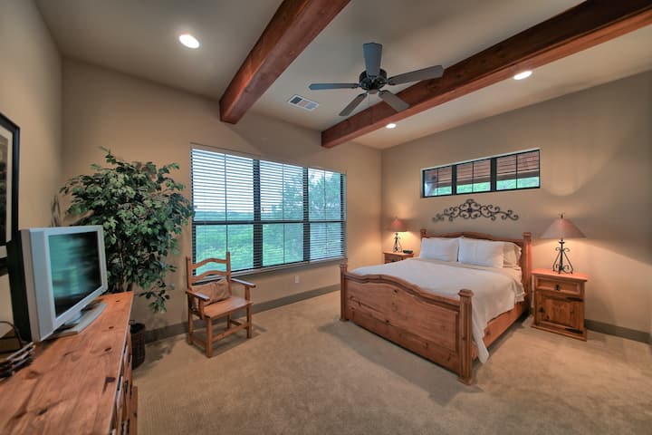 غرفة نوم رئيسية بإطلالات على الوادي