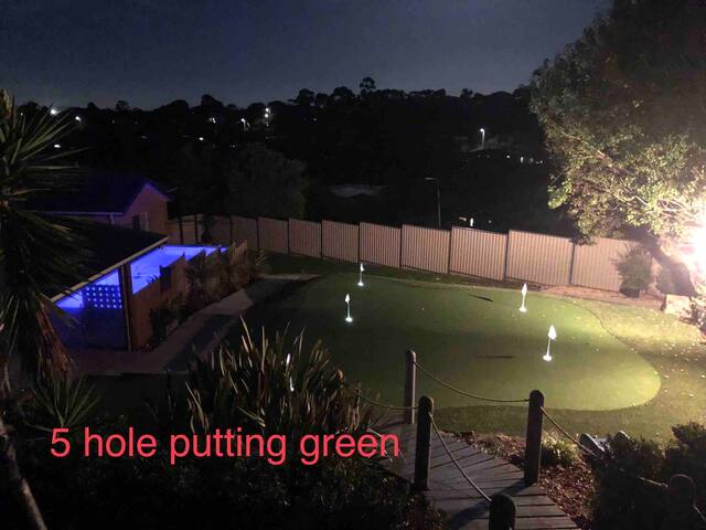 Mt Martha Delight: 6 bed, putting green, pool spa gallery image 2