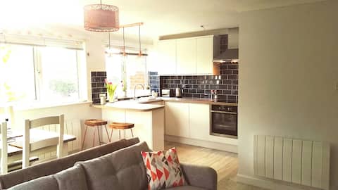 Top Airbnb: Stylish 2 bedroom flat; parking included in Eton