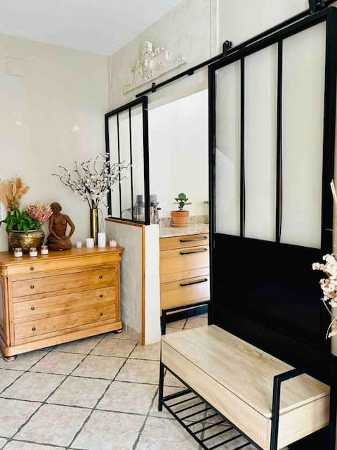 Popular Airbnb listing: At Vincent & Pauline's, Poolside in Carcassonne