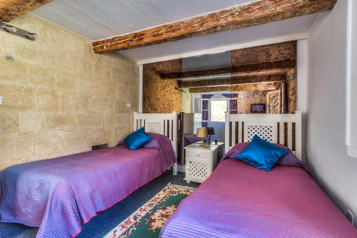 卧室， 2张单人床，位于楼梯中间。 

这里还有一张单人折叠床。 