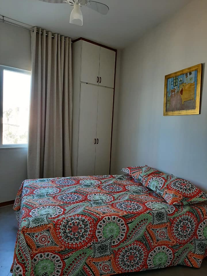 Მთავარ საძინებელში არის კონდიცირება, ჭერის ვენტილატორი, კარადა/გარდერობი, ზღვის საუკეთესო ხედი სალვადორში. Ამ ოთახს აქვს ხმაგაუმტარი ფანჯრები და კედლები, ასე რომ თქვენ შეგიძლიათ დატკბეთ ცოცხალი უბნით ძილის გარეშე.