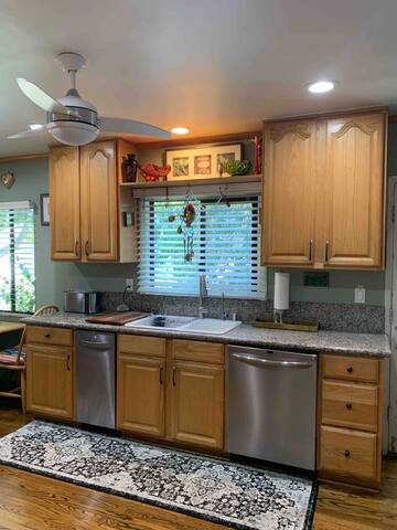 Clean Oasis/Private Pool/COUPLE OR SINGLE FAM ONLY gallery image 5