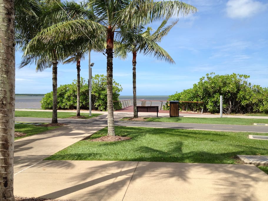 5 mins walking distance from unit to water front