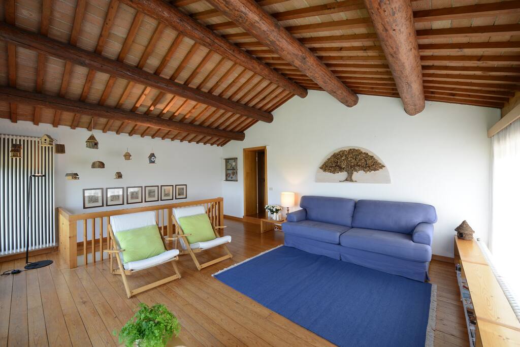 La sala al primo piano con vista lago