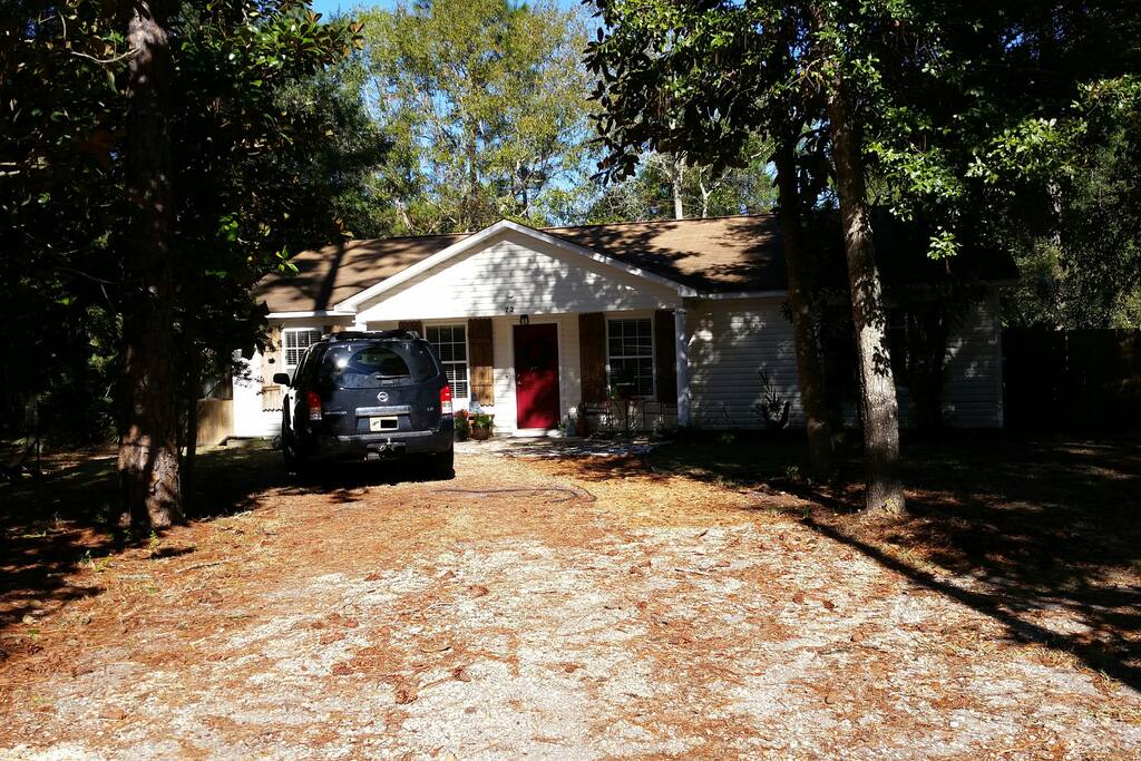 Mermaid Cottage in the Woods - best of woods & water! Peaceful setting amid the forest & Bay, just a short drive to the world famous sugar sand beaches.