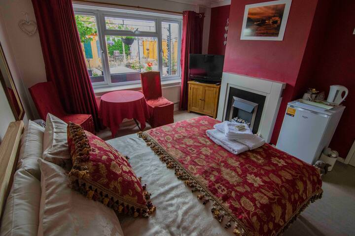 Nice quiet room,overlooking garden.Very private.
